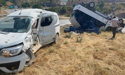 Korkunç Görüntüler! İki Araba Feci Şekilde Çarpıştı