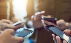 Cep Telefonu Kamburluğu: Yeni Neslin Sessiz Tehlikesi!