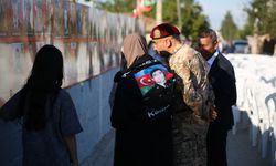 Evinin Bahçesinde "Türkiye - Azerbaycan Şehitleri Fotoğraf Köşesi" Oluşturdu