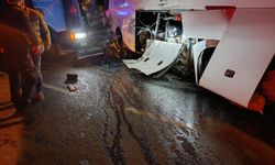 Tur Otobüsü İle Tır Çarpıştı, 20 Kişi Yaralandı