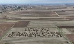 Kırklarelili Çiftçi Tarlasına Pullukla "Cumhuriyet 102 Yaşında" Yazdı