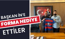 Başkan İn'e Forma Hediye Ettiler