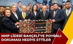 MHP Lideri Bahçeli’ye Poyralı Dokuması Hediye Ettiler