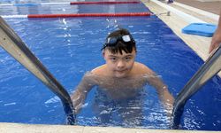 Kulaçlarıyla Hayata Tutunuyor