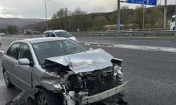 Kontrolü Kaybetti, Bariyerlere Çarptı; 2 Yaralı