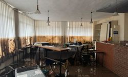 Yol Çöktü, Pikap ve Kamyonet Dereye Düştü