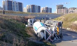 Korku Dolu Anlar! Beton Mikseri Devrildi