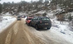 Otomobiller Kafa Kafaya Çarpıştı; 4 Yaralı