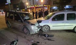 Korkutan Kaza! 2 Araç Kafa Kafaya Çarpıştı