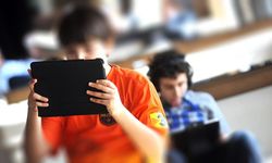 Uzun Süre Ekrana Bakmak Miyop Hastalığını Artırıyor