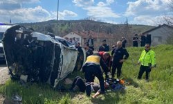 Otomobil Devrildi; 2 Kişi Yaralandı