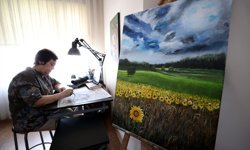 Atölyeye Dönüştürdüğü Evinde Hayallerini Tuvallere Yansıtıyor