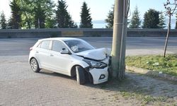 Korkutan Kaza; Otomobil Beton Direğe Çarptı