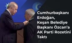 Cumhurbaşkanı Erdoğan, Keşan Belediye Başkanı Özcan’a AK Parti Rozetini Taktı