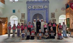 Kemal Canlı Camii’nde Öğrencilere Kur’an-ı Kerim Hediyesi