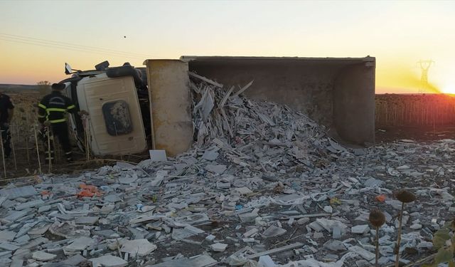 Kırklareli'nde Devrilen Tırın Sürücüsü Yaralandı