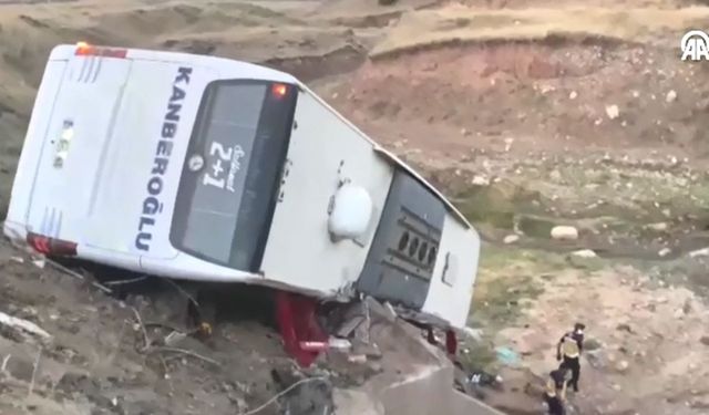 Yolcu Otobüsü Şarampole Devrildi, 3 Kişi Öldü