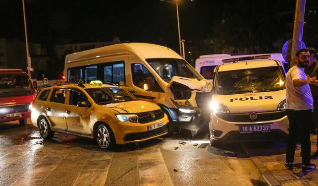 Feci Kaza! Polis ,Taksi ve Servis Aracı Birbirine Girdi