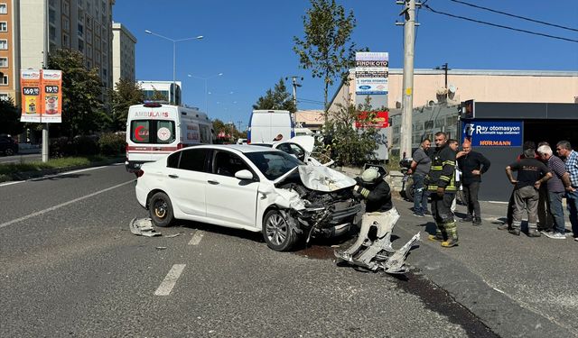 2 Otomobil Çarpıştı, Kaza Anı Güvenlik Kamerasında