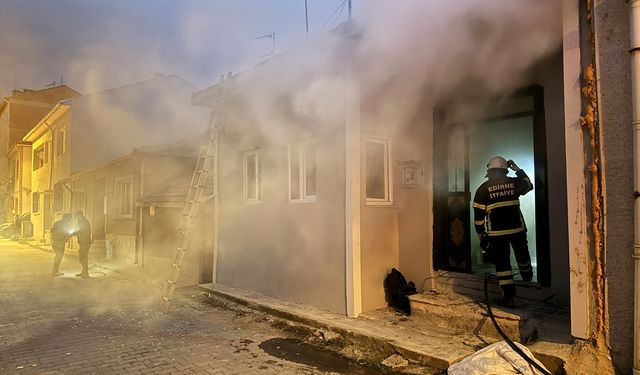 EDİRNE; Ailesiyle Yaşadığı Evi Ateşe Verdi