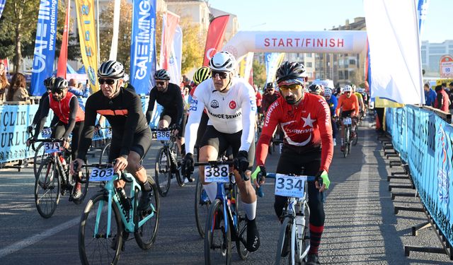 Edirne'de 15. Cumhuriyet Kupası Bisiklet Yol Yarışı Düzenlendi