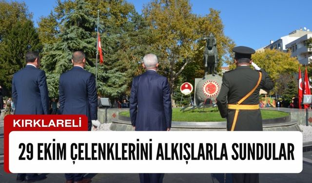 KIRKLARELİ; 29 Ekim Çelenklerini Alkışlarla Sundular