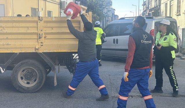 Esnafın Yola Bıraktığı Malzemeleri Polis ve Zabıta Topladı