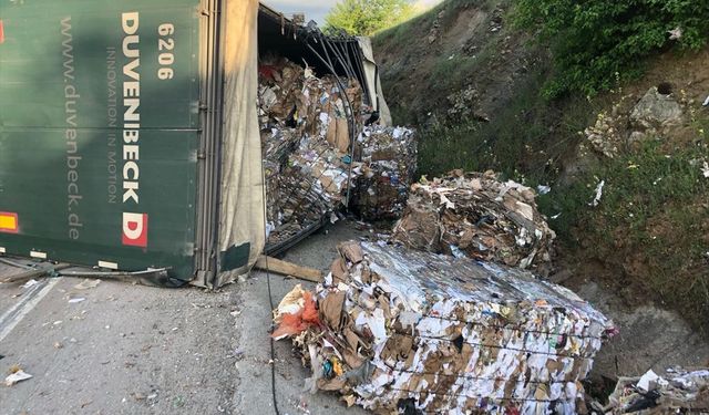 Tır Devrildi, Kağıtlar Etrafa Saçıldı