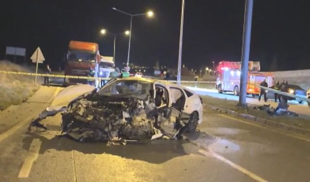 Korkunç Kaza;  Otomobil Direğe Çarptı; 3 Ölü
