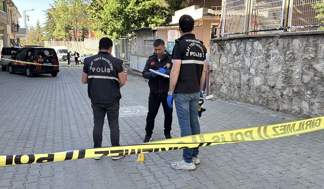 Edirne; Lise Önünde Bıçaklı Kavga! 1 Öğrenci Yaralı