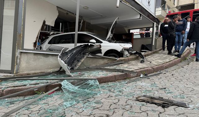 Korkunç Görüntüler! Kontrolden Çıktı, İş Yerine Daldı