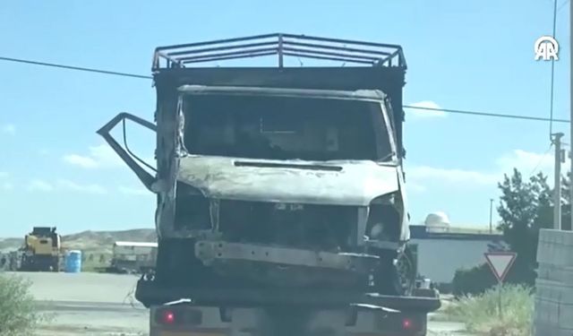 Yanmış Kamyonette Baba ve Oğlunun Cesetleri Bulundu
