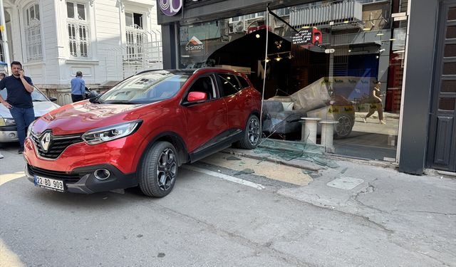 Geri Viteste Bıraktı, Araç Dükkana Girdi