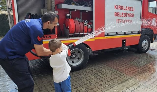 Minik Öğrencilere Yangın Söndürme Eğitimi