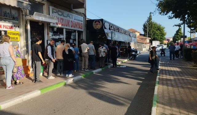 KIRKLARELİ; Bayramda Ekmek Kuyruğu