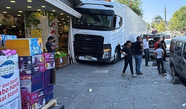 Tır Yokuşta Kaydı, 5 Araca Zarar Verdi