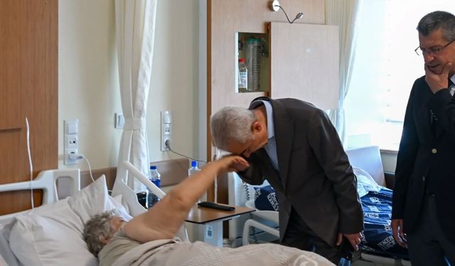 Vali Turan, Tedavi Gören Belediye Başkanlarının Annelerini Ziyaret Etti