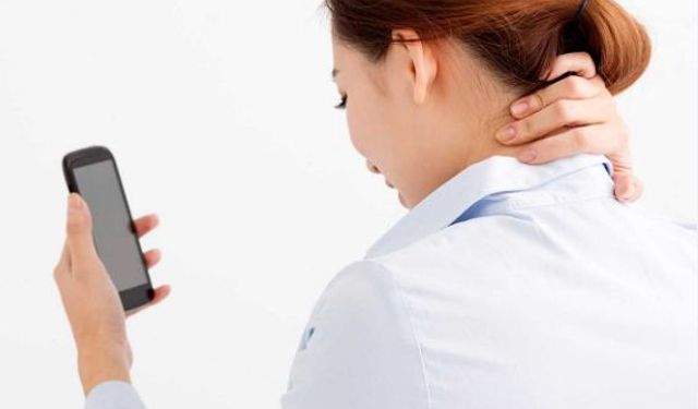 Telefon Kullanımı Boynu 5 Kat Daha Fazla Zorluyor