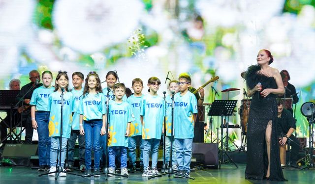 Candan Erçetin Şarkısını Çocuklarla Söyledi