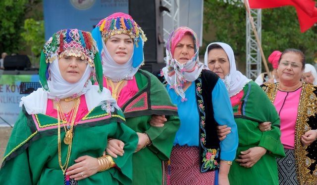 Kızılcıkdere’de Gelin Başı Çatma Geleneği Canlandırıldı