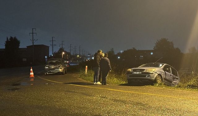 2 Otomobil Çarpıştı; 3 Yaralı Var