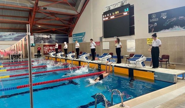 Hünerlerini Bu Kez Havuzda Sergilediler