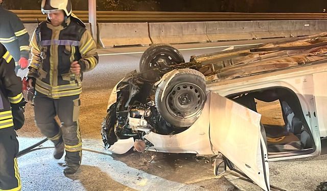 Otomobil Devrildi, 3 Kişi Ağır Yaralandı