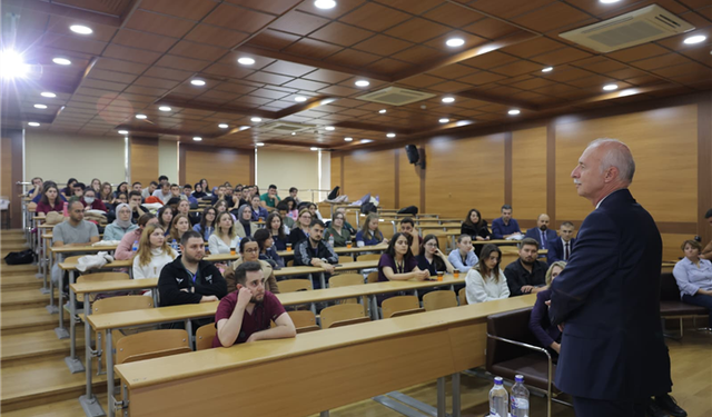 Tıp Fakültesi Öğrencilerine “Liderlik Yetkinliği” Dersi