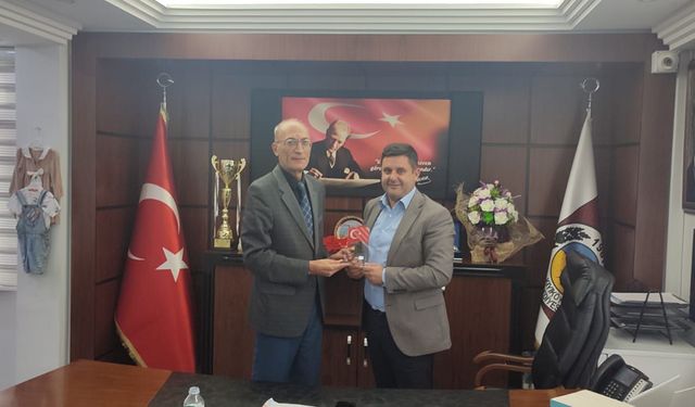 Vize’de Eğitime Destek Verenlere Teşekkür Plaketi