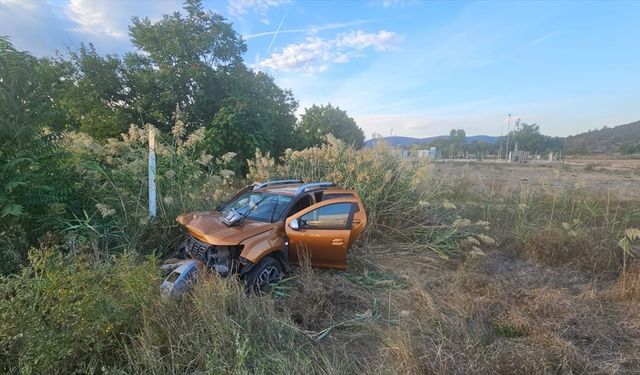 Korkutan Kaza; 2 Otomobil Kafa Kafaya Çarpıştı
