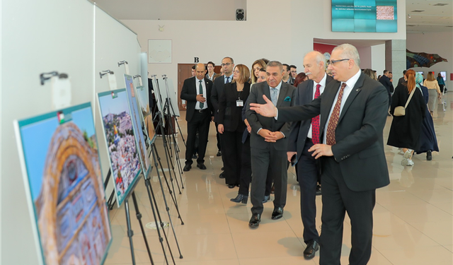 Türk Mimarî Eserlerden Esintiler Sergisi Açıldı