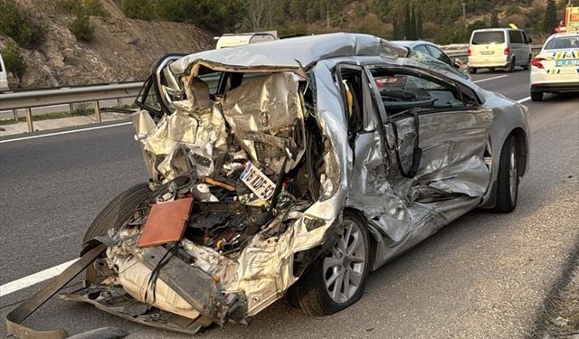 Zincirleme Trafik Kazası; 4 Araç Birbirine Girdi