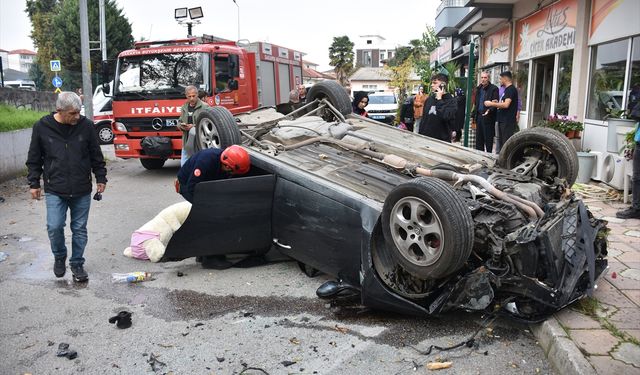 Yoldan Çıkan Otomobil, 3 Metre Yükseklikten Sokağa Devrildi