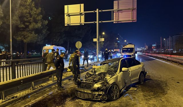 Trafik Levhası Direğine Çarptı; 6 Yaralı
